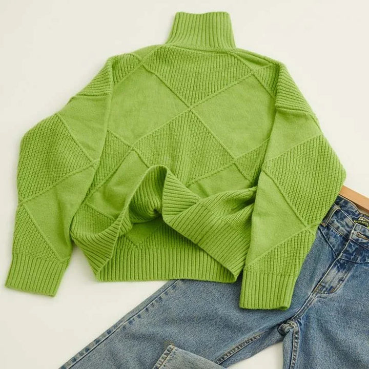 Damen Pullover mit Rollkragen, aus weichem Material, mit klassischem Strickmuster in sanften Farben. Ideal für kalte Tage.