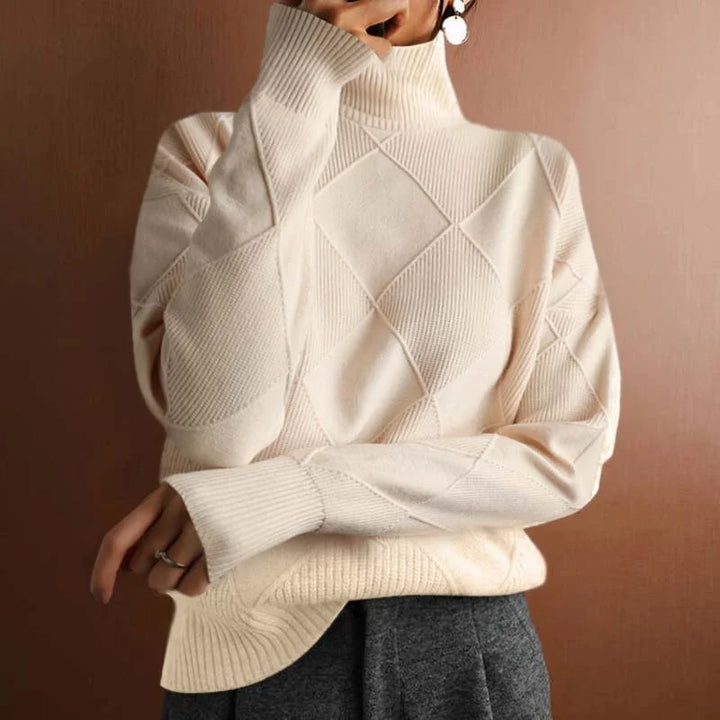 Beige Damen Pullover mit Rollkragen, warmem Strickmuster und weicher Baumwollmischung, ideal für kühlere Tage.