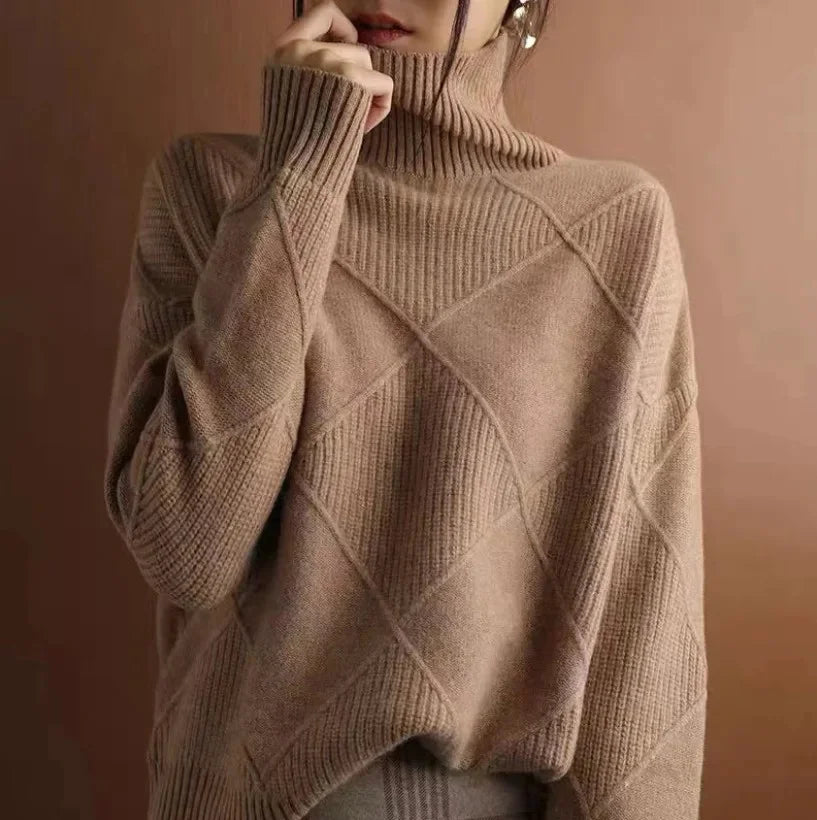 Brauner Damenpullover mit Rollkragen, aus weichem Strickmaterial, ausgestattet mit einem modernen Strickmuster.