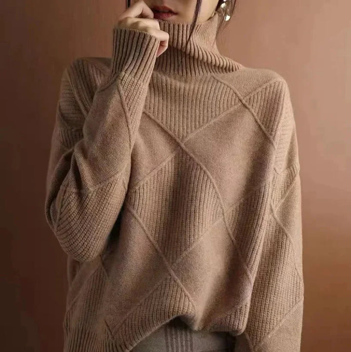 Brauner Damenpullover mit Rollkragen, aus weichem Strickmaterial, ausgestattet mit einem modernen Strickmuster.