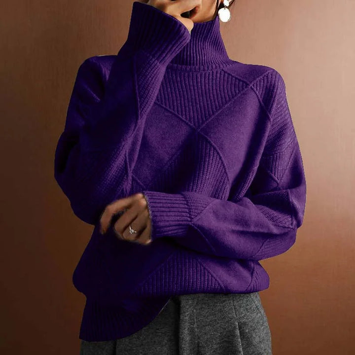 Dunkellila Damen Pullover mit Rollkragen, Strickmuster und weich fließendem Material für einen bequemen Look.