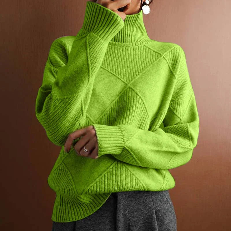 Grüner Damen Pullover mit Rollkragen und einzigartigem Strickmuster, ideal für kühle Tage und lässige Outfits.
