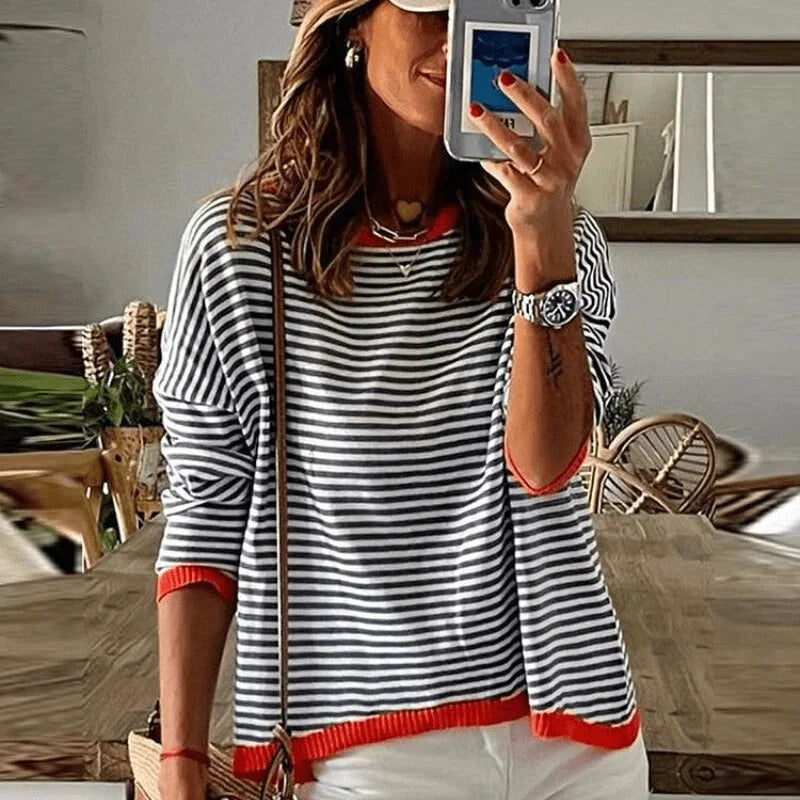 Damen Pullover aus weichem Baumwollmix mit Streifen und roten Akzenten, ideal für lässige Freizeitoutfits.