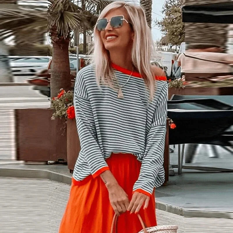 Damen Pullover mit Streifen, roten Akzenten, aus weichem Baumwollmix, rundem Ausschnitt und lässigem Schnitt.