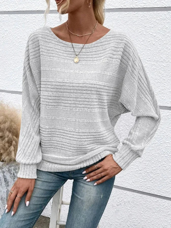 Steingrauer Damenpullover mit Streifen, weitem Rundhalsausschnitt und weichem, bequemem Material für Alltag und Freizeit.