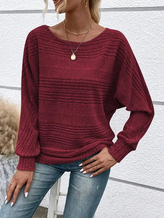 Weinroter Damen Pullover mit Streifen, weitem Rundhalsausschnitt und weichem Baumwollmaterial für angenehmen Tragekomfort.