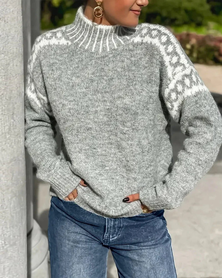 Grau Damen Pullover aus weichem Strick, mit hohem Kragen und ansprechendem Strickmuster für angenehmen Tragekomfort.