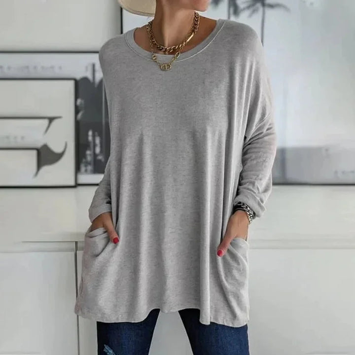 Grau Damen Pullover mit Rundhalsausschnitt, bequemer Schnitt und praktischen Taschen aus weichem Baumwollmix.