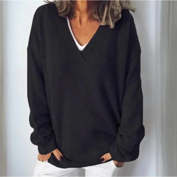 Schwarzer Damen Pullover mit V-Ausschnitt, lockerer Passform aus weichem Baumwollmaterial für angenehmen Tragekomfort.