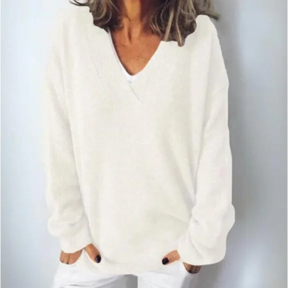 Weißer Damen Pullover mit V-Ausschnitt, lockerer Passform aus weichem, atmungsaktivem Material für lässige Outfits.