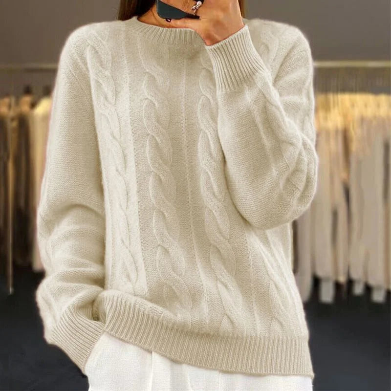 Beiger Damen Pullover mit Zopfmuster, langärmlig, aus weichem Material für angenehmen Tragekomfort.