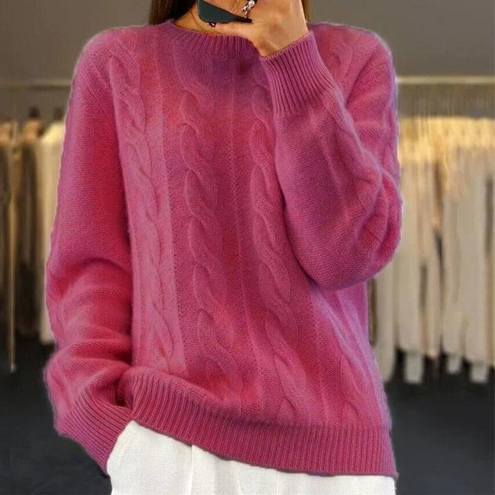 Dunkelrosa Damen Pullover mit Zopfmuster, langärmlig, aus weichem Baumwollgemisch für Komfort und Wärme.