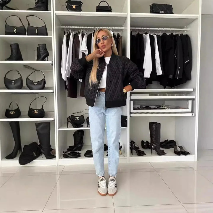 Damen Quilted Bomberjacke aus strapazierfähigem Stoff, mit Reißverschluss und Rippbündchen für optimalen Sitz.