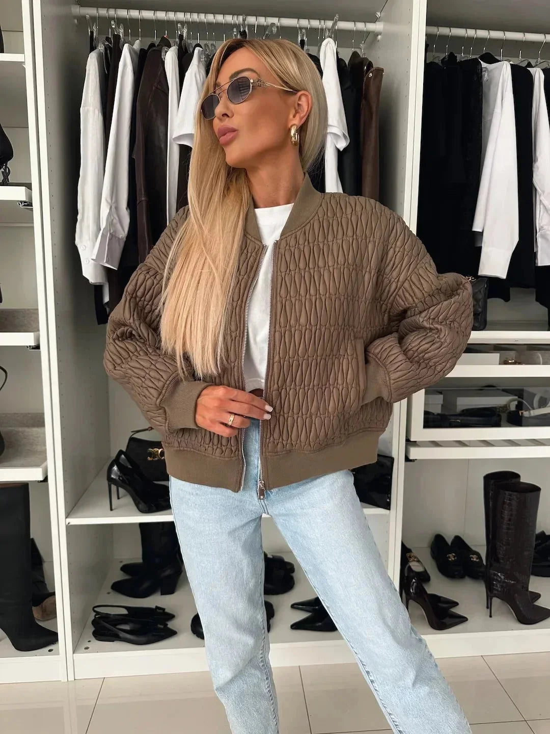 Damen Quilted Bomberjacke aus strapazierfähigem Material, mit Reißverschluss und elastischen Rippbündchen für Komfort.