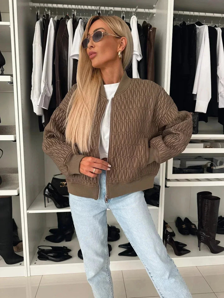 Damen Quilted Bomberjacke aus strapazierfähigem Material, mit Reißverschluss und elastischen Rippbündchen für Komfort.