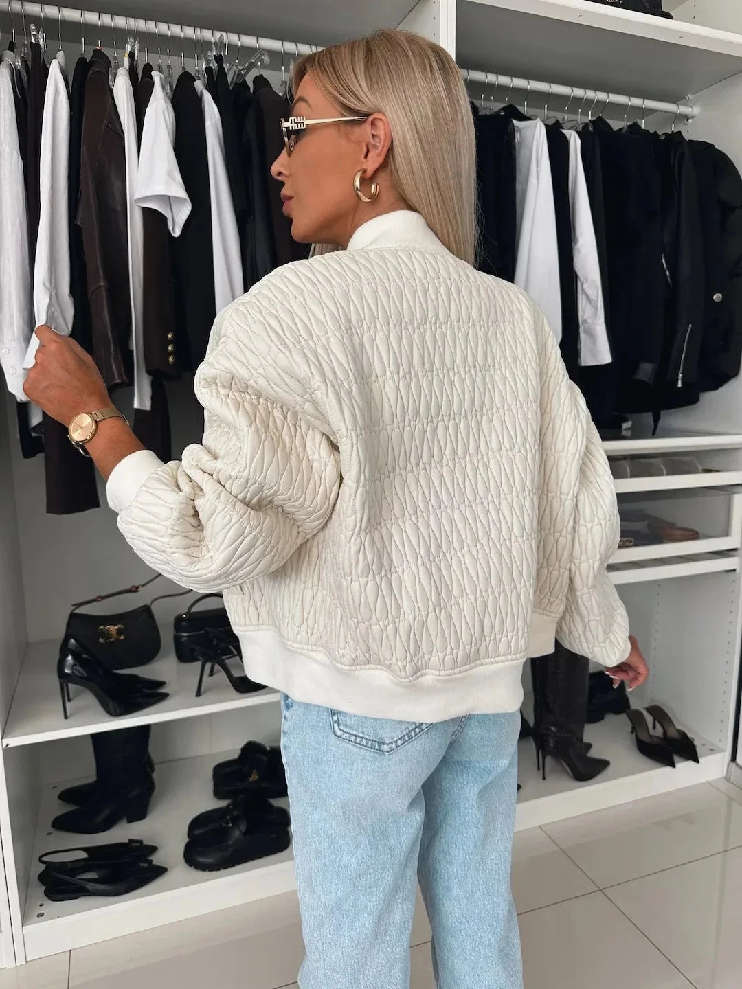 Damen Bomberjacke aus gestepptem Material, mit Reißverschluss und Rippbündchen für einen sportlichen Look.