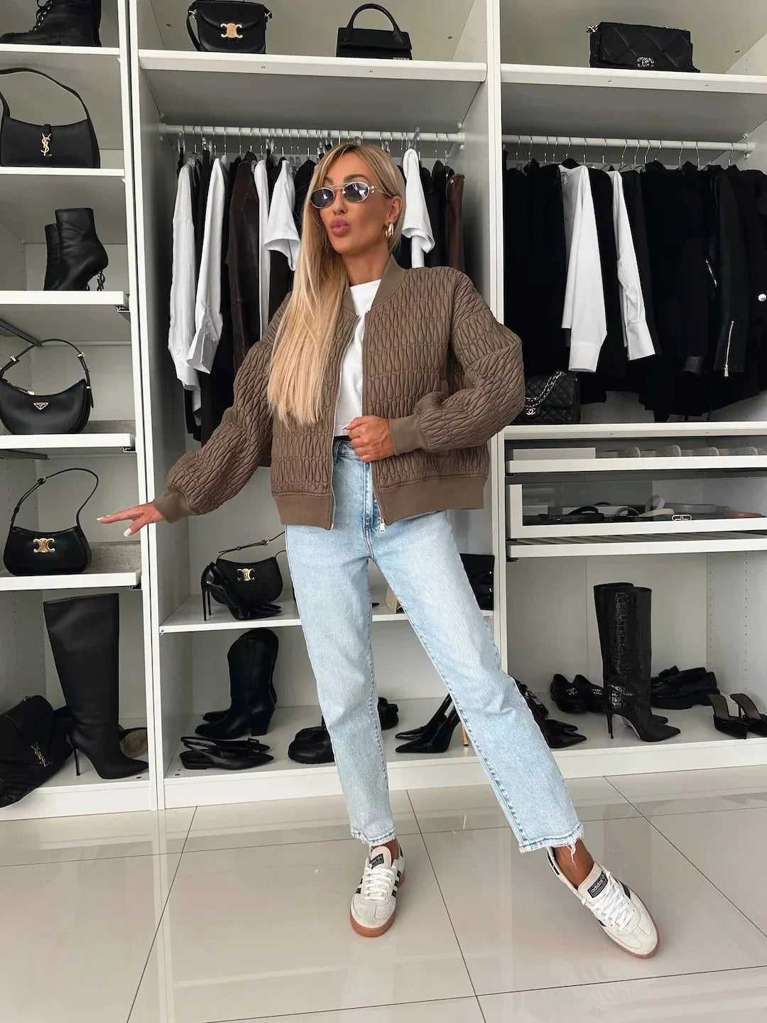 Damen Bomberjacke aus weichem, gestepptem Material, mit Reißverschluss und Rippbündchen für optimalen Tragekomfort.