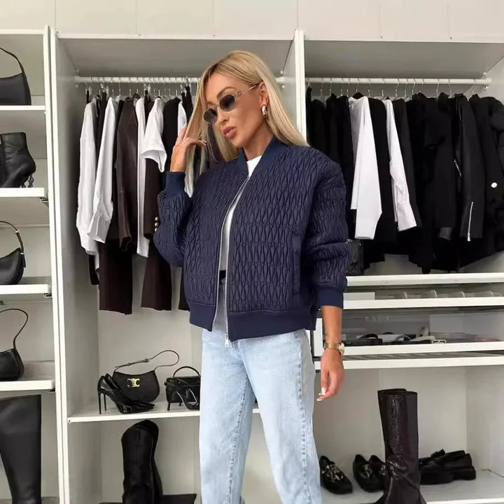 Damen Marineblaue Quilted Bomberjacke mit Reißverschluss, Rippbündchen und gestepptem Design für modischen Komfort.