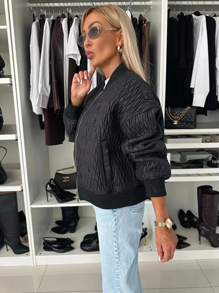 Schwarze Damen Bomberjacke aus gesteppter Baumwolle, Reißverschluss, Rippbündchen, perfekter Schnitt für lässige Looks.
