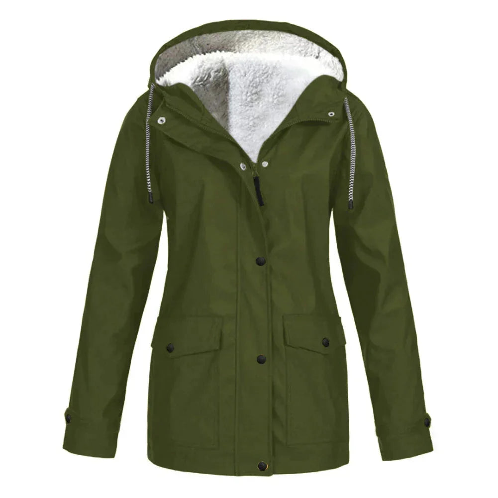 Grüne Damen Regenjacke mit Futter, Kapuze und wasserabweisendem Material für optimalen Schutz bei Nässe.