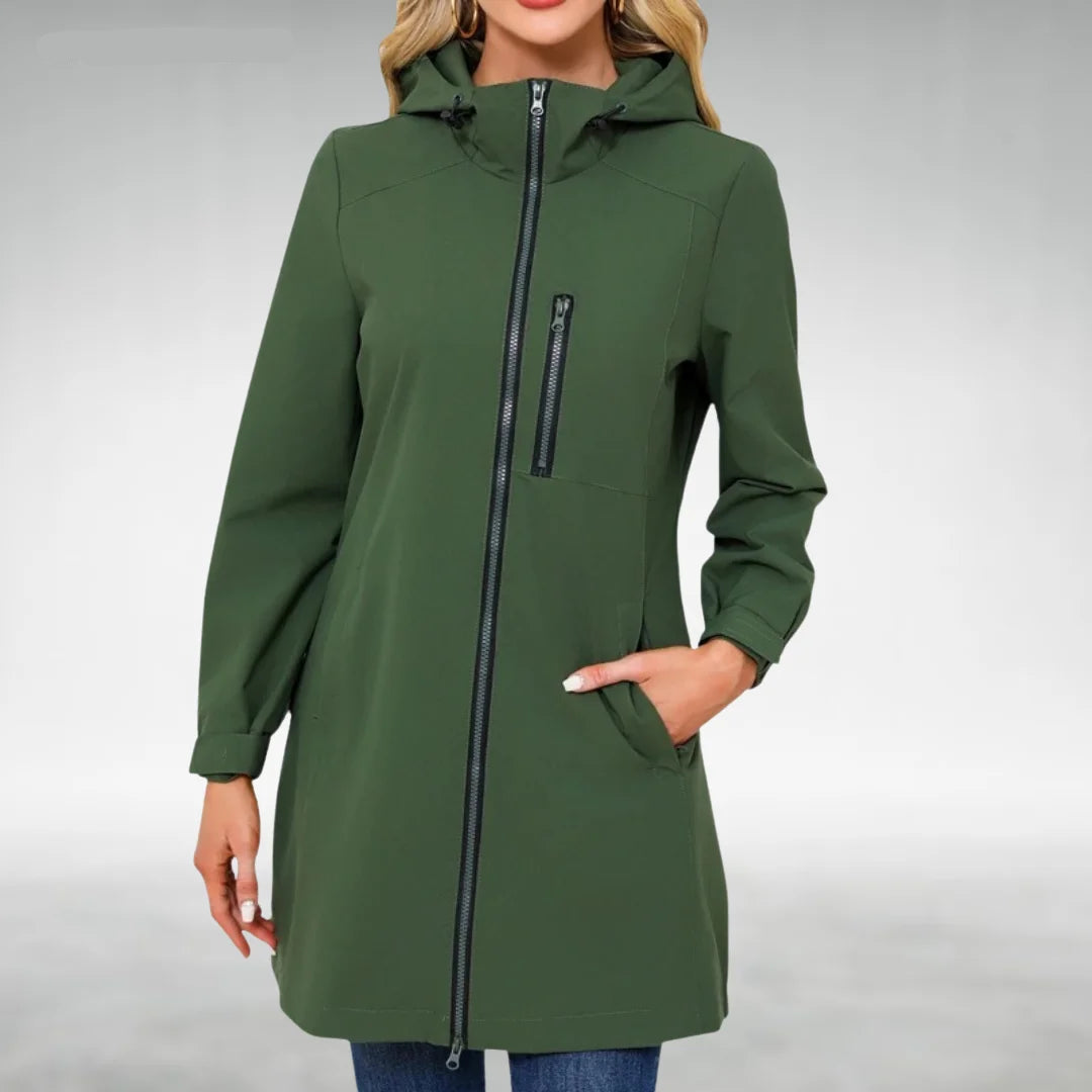 Damen Regenjacke in Armygrün, wasserabweisend, mit Kapuze und Frontreißverschluss für Schutz bei Regenwetter.