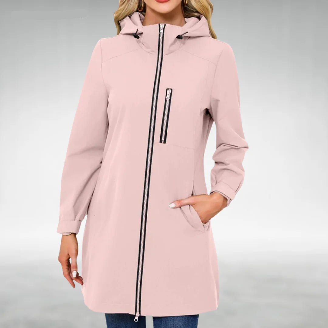 Damen Regenjacke in Rosa mit Kapuze, Frontreißverschluss und wasserdichtem Material, ideal für regenreiche Tage.