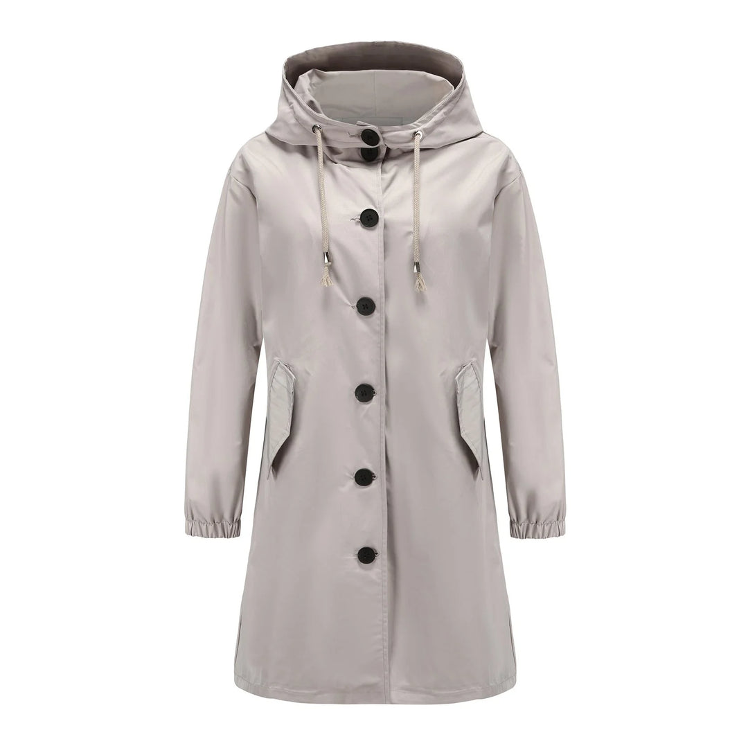 Damen Regenjacke aus wasserdichtem Material, mit Kapuze und Knopfleiste für zusätzlichen Schutz und stimmigen Stil.