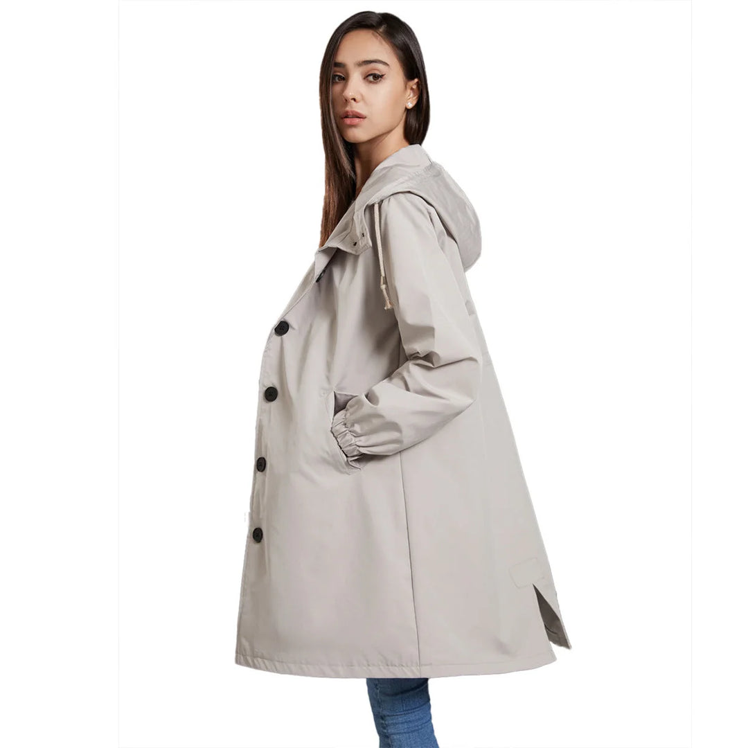 Grau Damen Regenjacke mit Kapuze, Knopfleiste und wasserabweisendem Material für optimalen Schutz bei Regen.