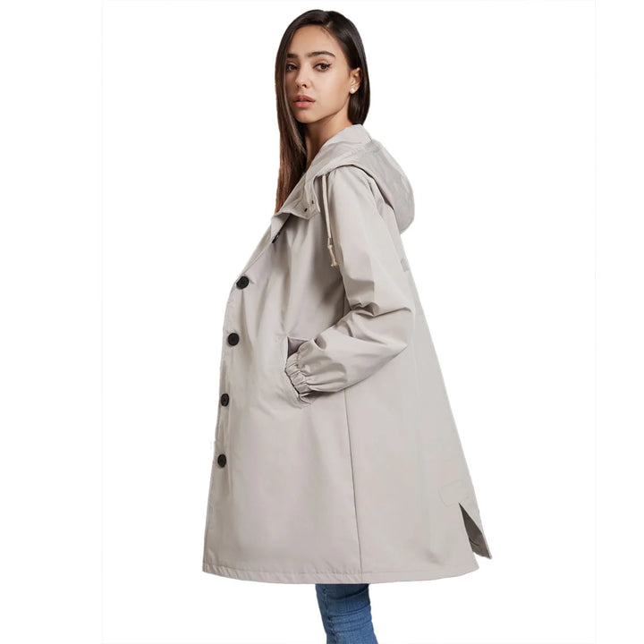 Grau Damen Regenjacke mit Kapuze, Knopfleiste und wasserabweisendem Material für optimalen Schutz bei Regen.