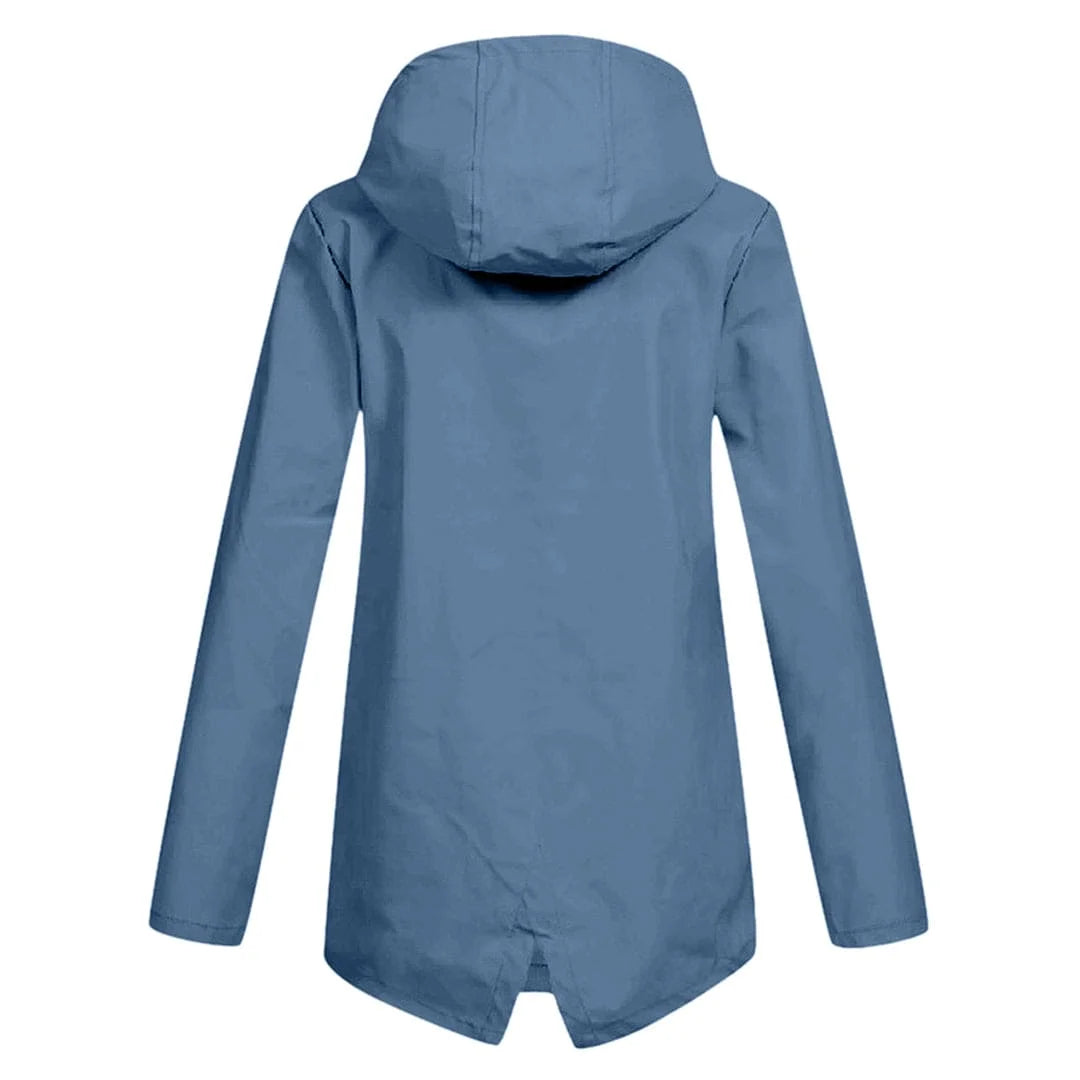 Damen Regenjacke aus wasserdichtem Material mit Kapuze und praktischen Taschen für Schutz bei Regen.