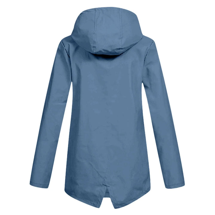 Damen Regenjacke aus wasserdichtem Material mit Kapuze und praktischen Taschen für Schutz bei Regen.