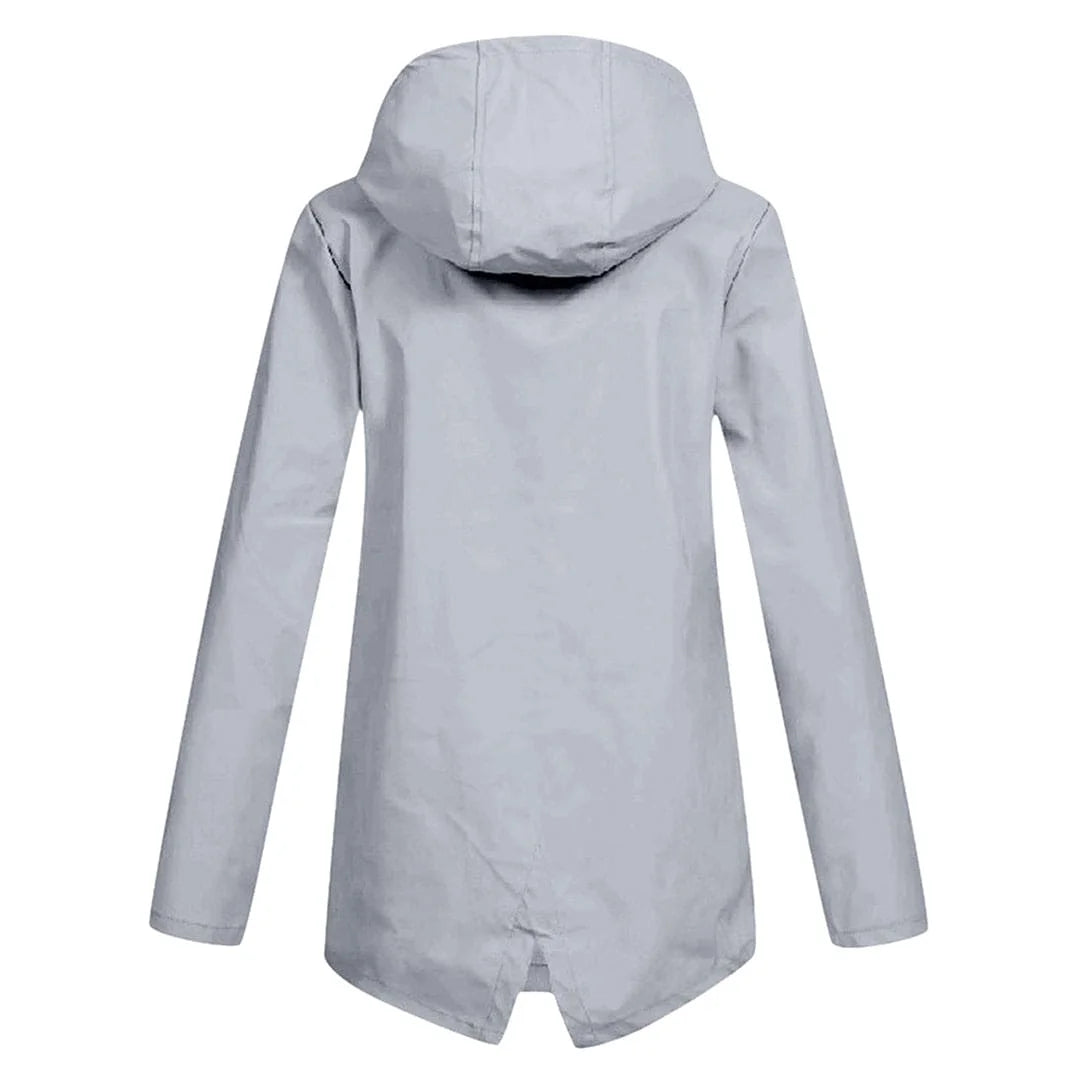 Damen Regenjacke mit Kapuze, praktischen Taschen und wasserdichtem Material für optimalen Schutz bei Regenwetter.