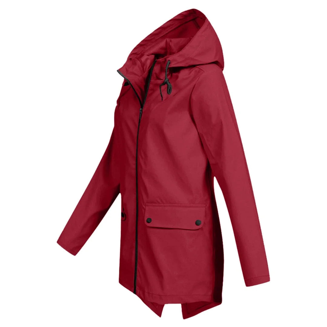 Damen Regenjacke mit Kapuze aus wasserdichtem Material, ausgestattet mit praktischen Taschen und modischem Schnitt.