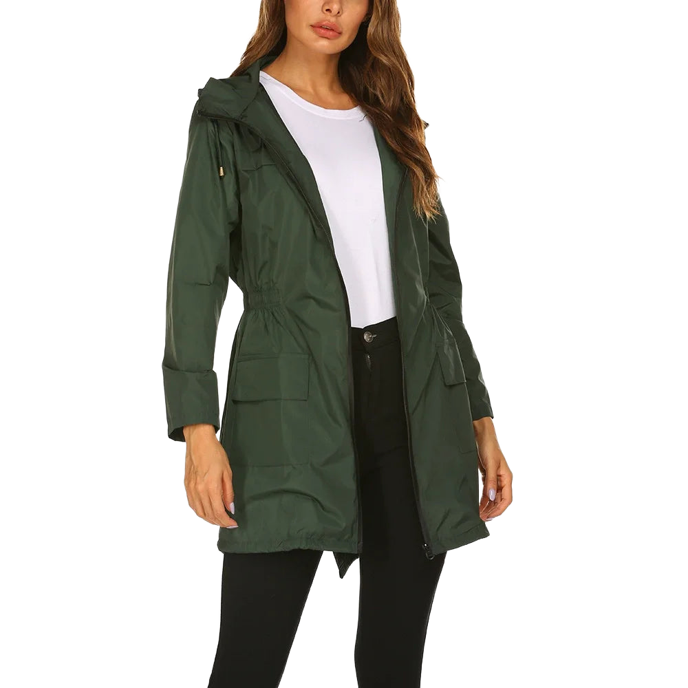 Damen Regenjacke in Grün, wasserabweisendes Material, mit Kapuze und praktischen Taschen für optimalen Schutz bei Regen.