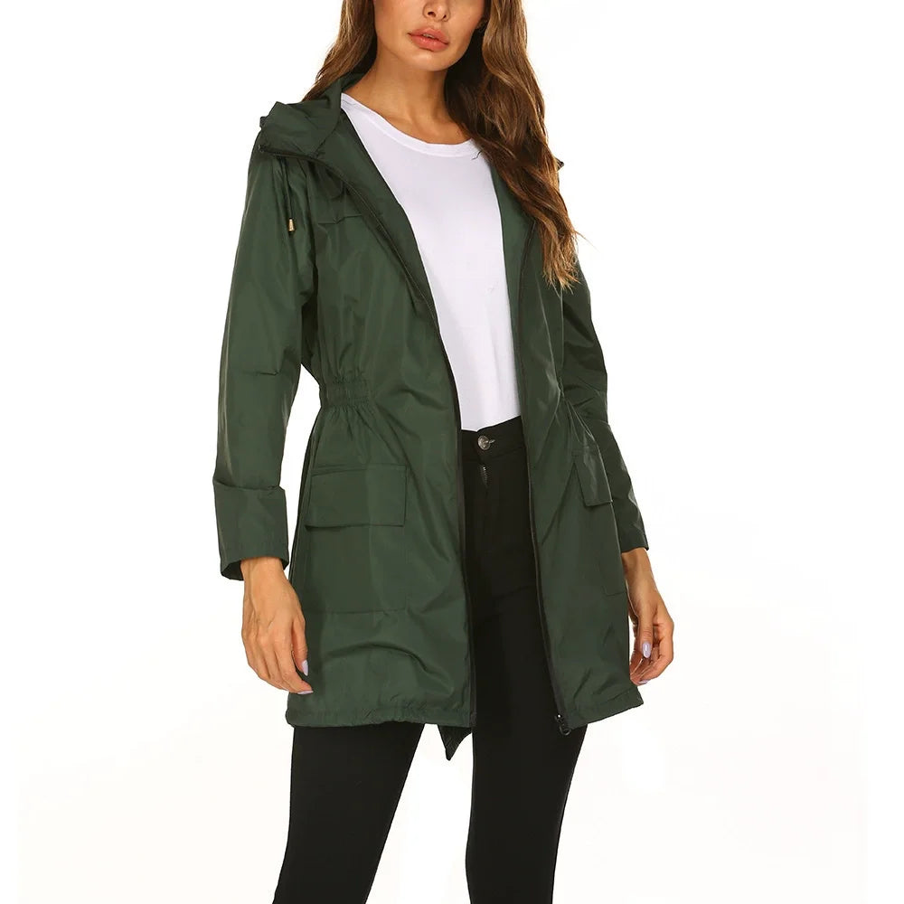 Damen Regenjacke in Grün, wasserabweisendes Material, mit Kapuze und praktischen Taschen für optimalen Schutz bei Regen.