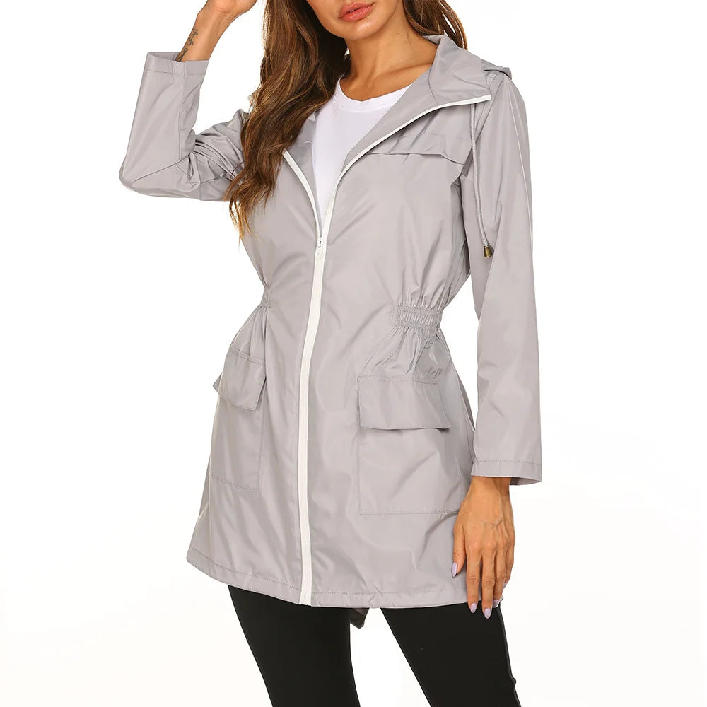 Grau Damen Regenjacke mit Kapuze, vielseitigem Design und praktischen Taschen für Schutz bei nassen Wetterbedingungen.