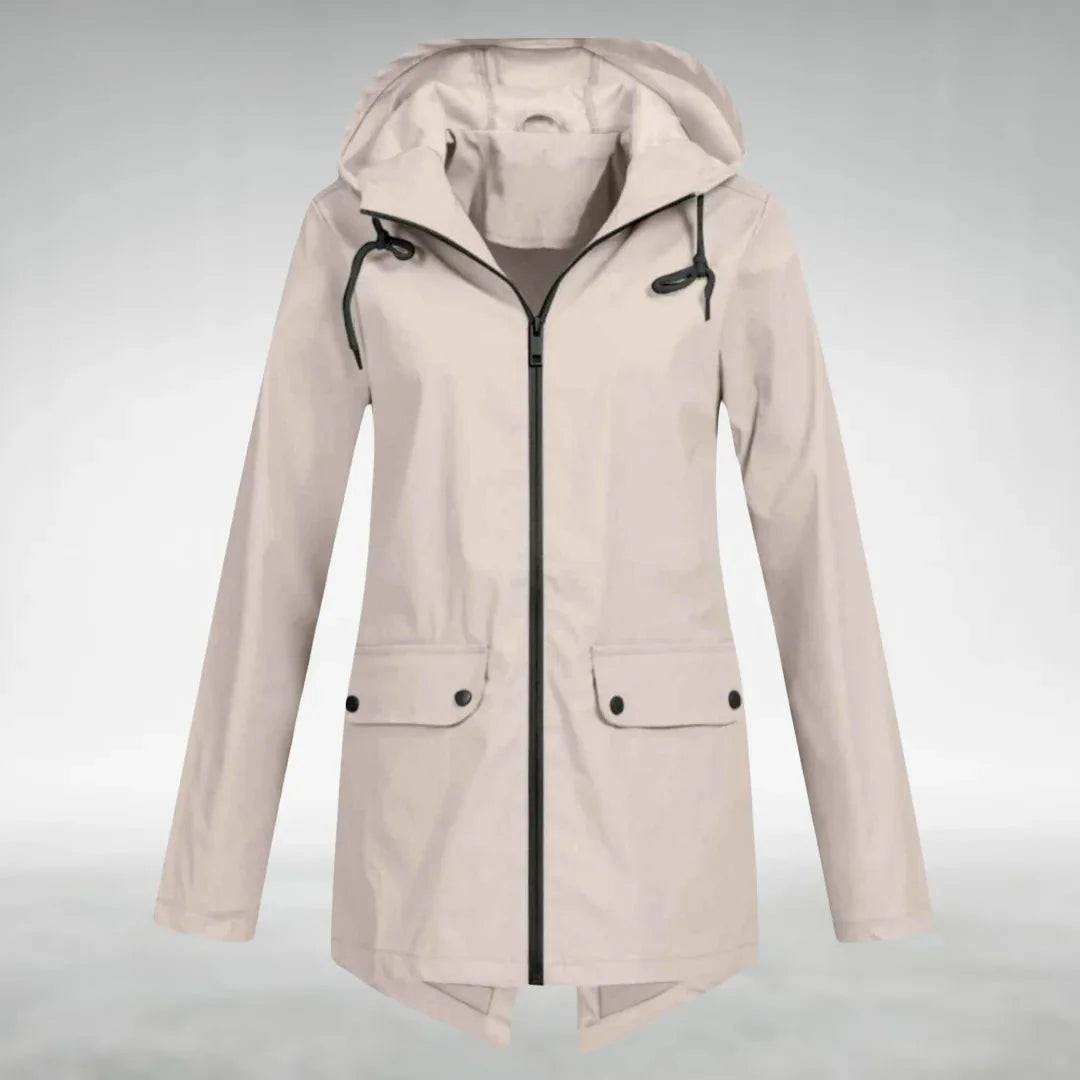 Damen Regenjacke in Aprikose, aus leichtem, wasserabweisendem Material mit verstellbarer Kapuze und seitlichen Taschen.