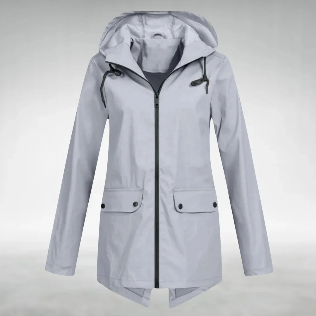 Grau Damen Regenjacke aus leichtem, wasserdichtem Material mit verstellbarer Kapuze und seitlichen Taschen.