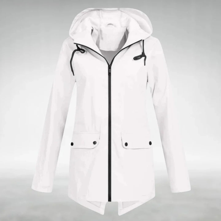 Weißer Damen Regenjacke aus wasserdichtem Material mit verstellbarer Kapuze und leichtem, atmungsaktivem Design.