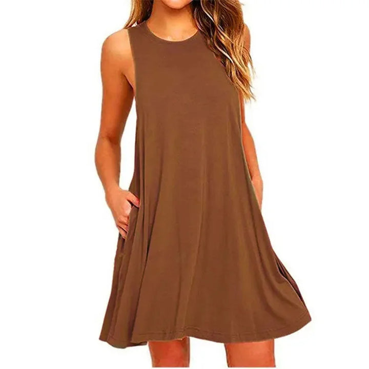 Schickes ärmelloses Swing-Kleid in Champagner, mit rundem Halsausschnitt und lässigem Schnitt - perfekt für den Freizeitlook.