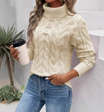 Damen Rollkragenpullover aus Baumwolle in Aprikose mit klassischem Zopfmuster und weichem, atmungsaktivem Material.