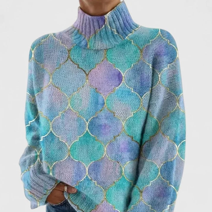 Damen Rollkragenpullover in Blau-Violett, gestrickt aus weicher Baumwolle mit lässigem Schnitt und buntem Muster.