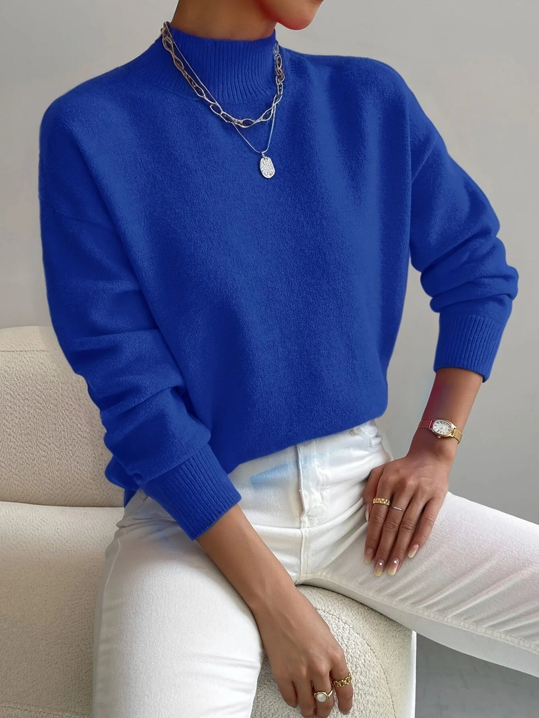 Blauer Damen Rollkragenpullover aus weichem Material mit gemütlichem Schnitt und lässigem Design für entspannte Tage.
