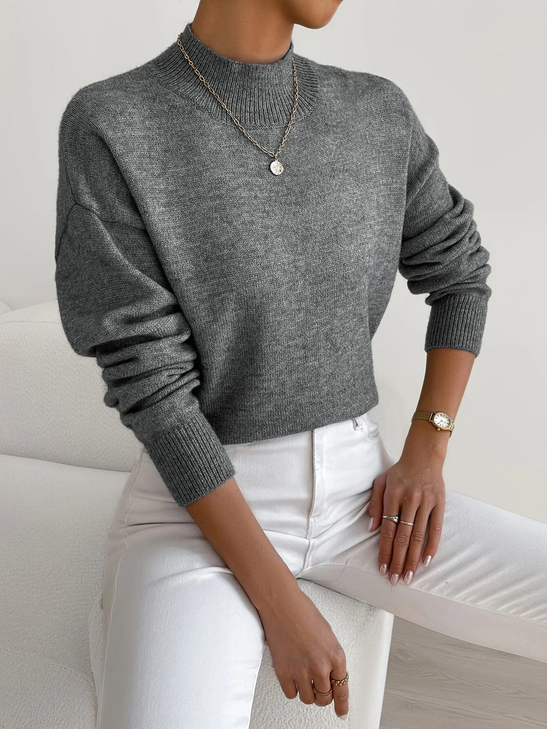 Grau Damen Rollkragenpullover aus weichem Material mit lässigem Schnitt und gerippten Bündchen für zusätzlichen Komfort.