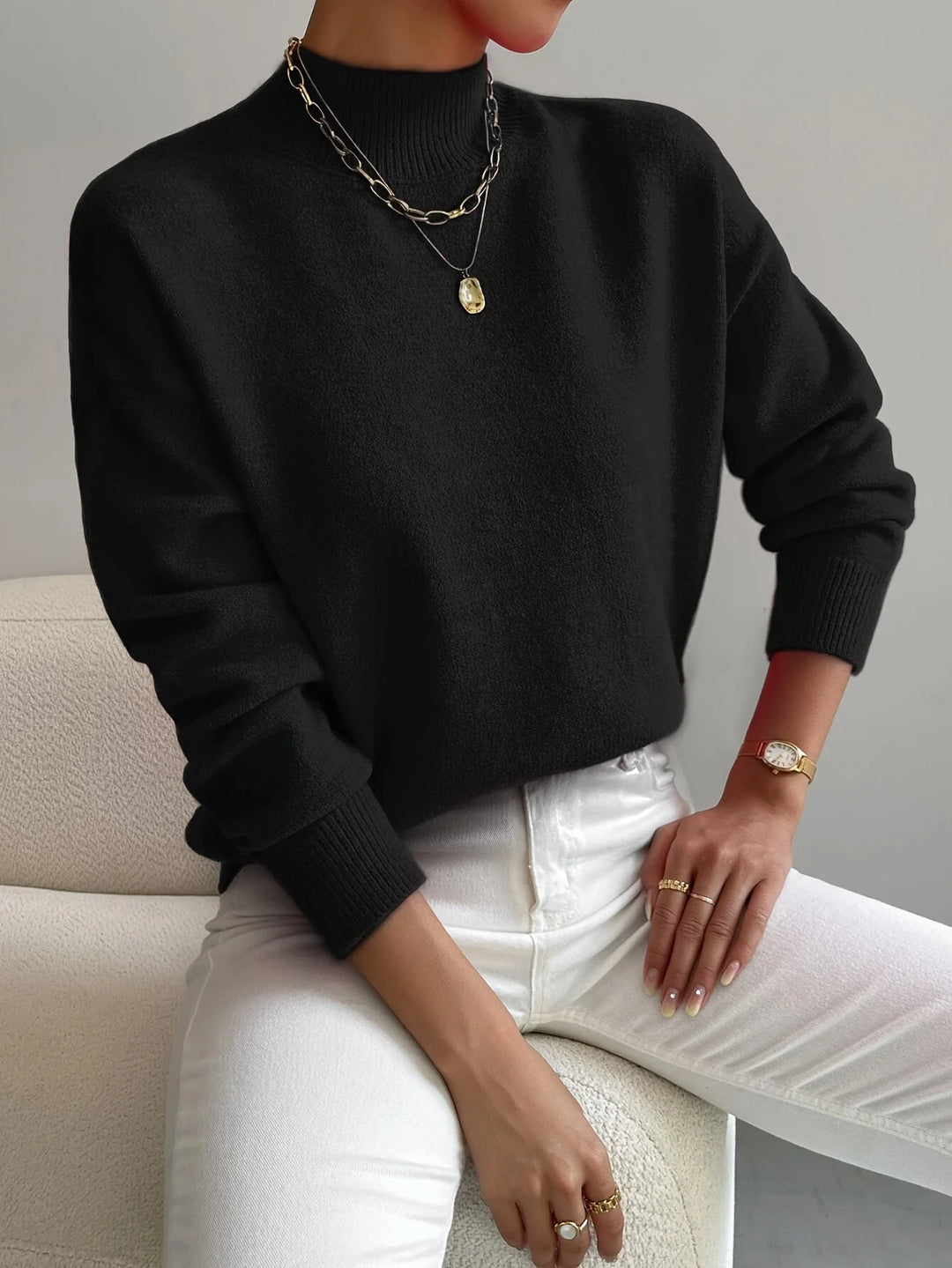 Schwarzer Damen Rollkragenpullover aus weicher Wolle mit gemütlichem Schnitt und langen Ärmeln für warmen Tragekomfort.