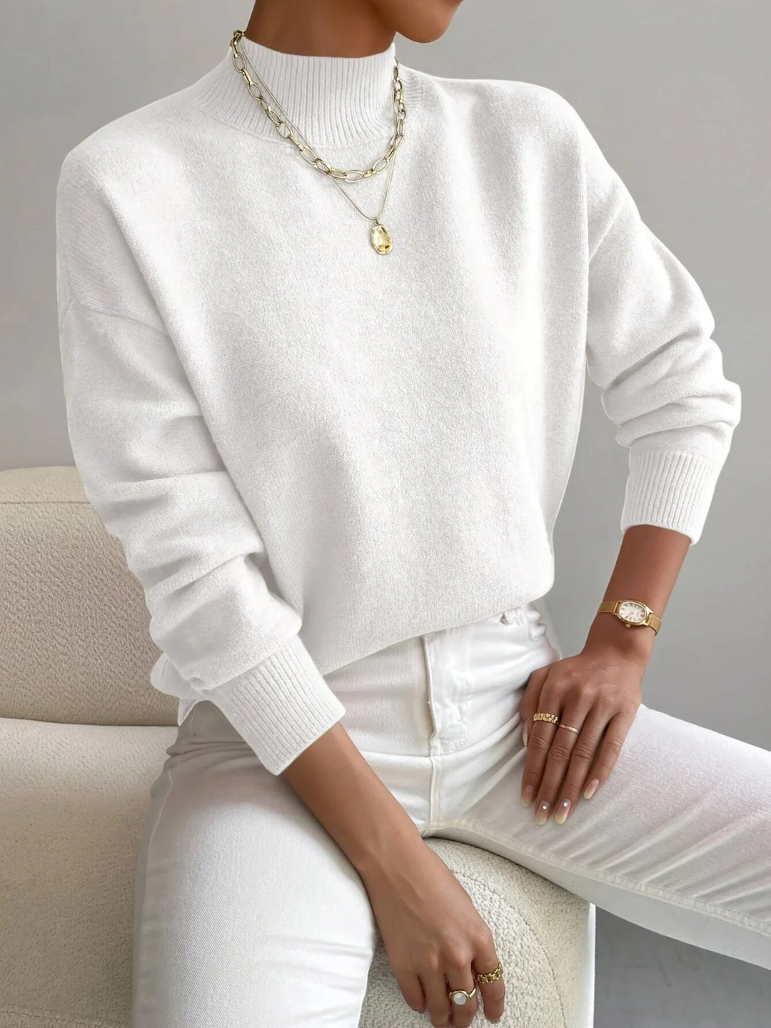 Weißer Damen Rollkragenpullover aus weicher, atmungsaktiver Baumwolle mit lässigem Schnitt und langem Arm. Ideal für kühle…
