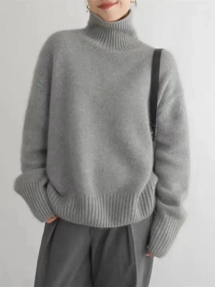Damen Rollkragenpullover aus weicher Baumwolle mit klassischem Design und angenehmem Tragegefühl in neutralen Farbtönen.