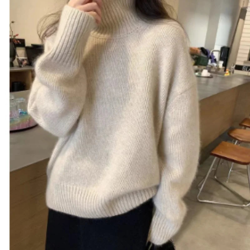 Beige Damen Rollkragenpullover aus weicher Baumwolle mit klassischem Schnitt und bequemem Fit für den Alltag.