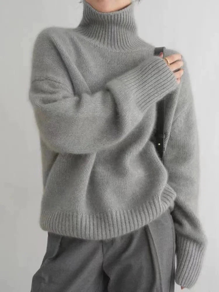 Grauer Damen Rollkragenpullover aus weichem Material mit klassischem Design und bequemem Schnitt für den Alltag.