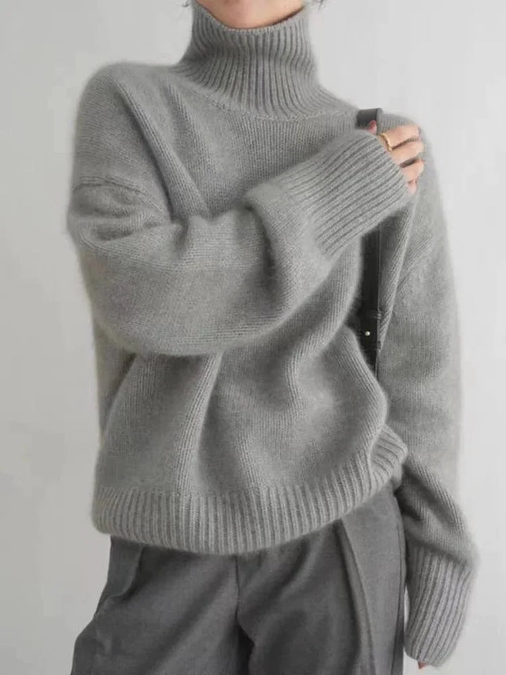 Grauer Damen Rollkragenpullover aus weichem Material mit klassischem Design und bequemem Schnitt für den Alltag.